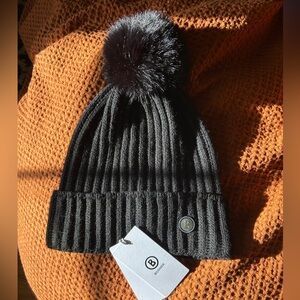 Bogner NWT 🖤⛷️Ribbed black cashmere Ranya beanie hat with faux fur Pom Pom